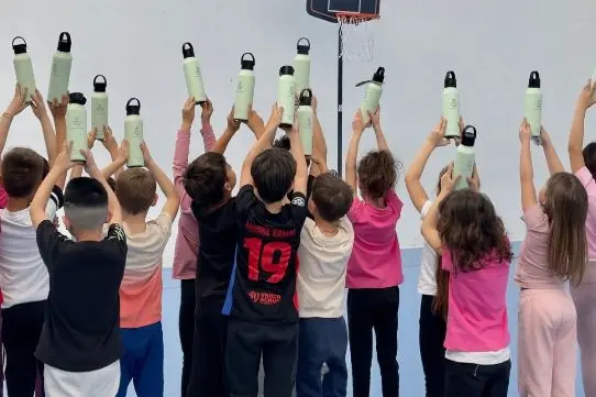 Gli studenti con le borracce (foto concessa)