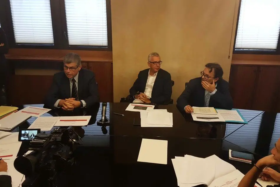 Da sinistra: Edoardo Balzarini, Francesco Pigliaru e Giovanni Sistu durante la conferenza stampa (foto Luca Mascia)