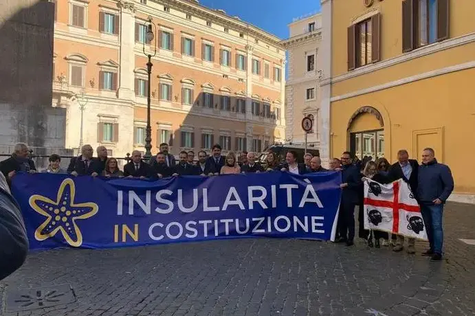 Insularità in Costituzione, manifestazione davanti a Montecitorio (Ansa)