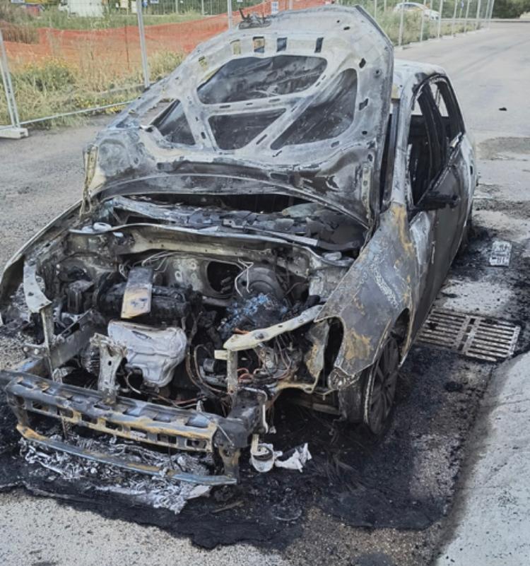 Atto incendiario nella notte a Porto Torres, il piromane ripreso dalle telecamere: «Potrebbe aver sbagliato bersaglio»