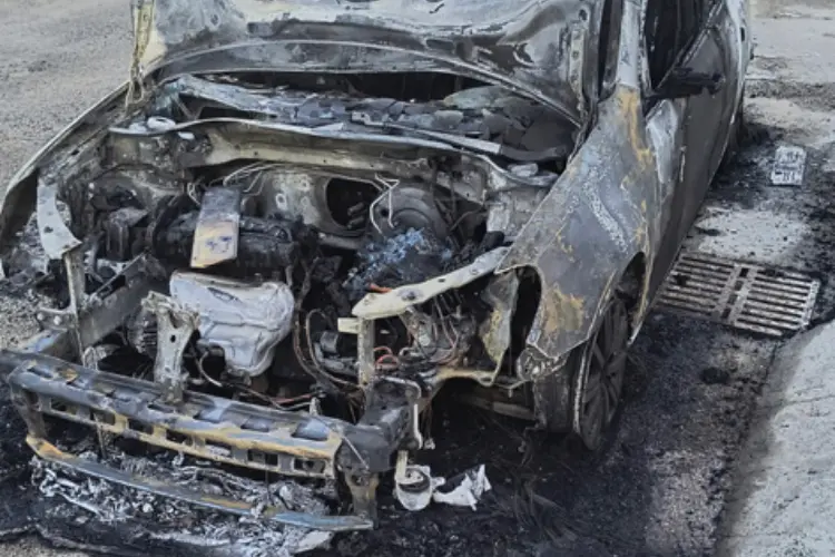 La Golf incendiata a Porto Torres (foto Pala)