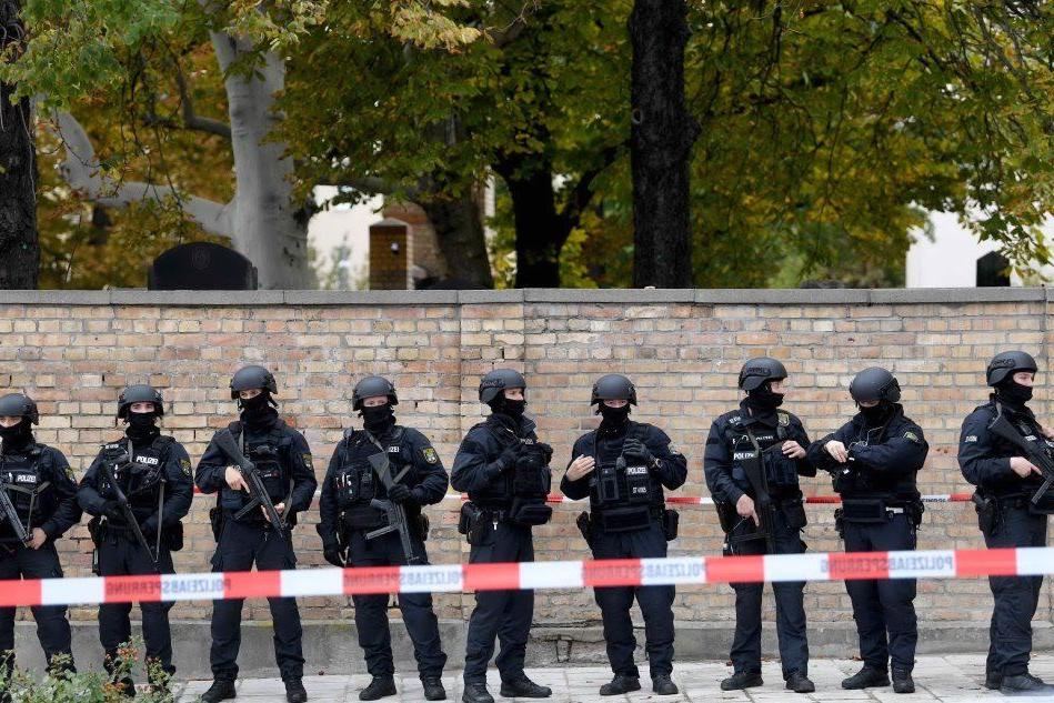Germania: attacco alla sinagoga, due morti