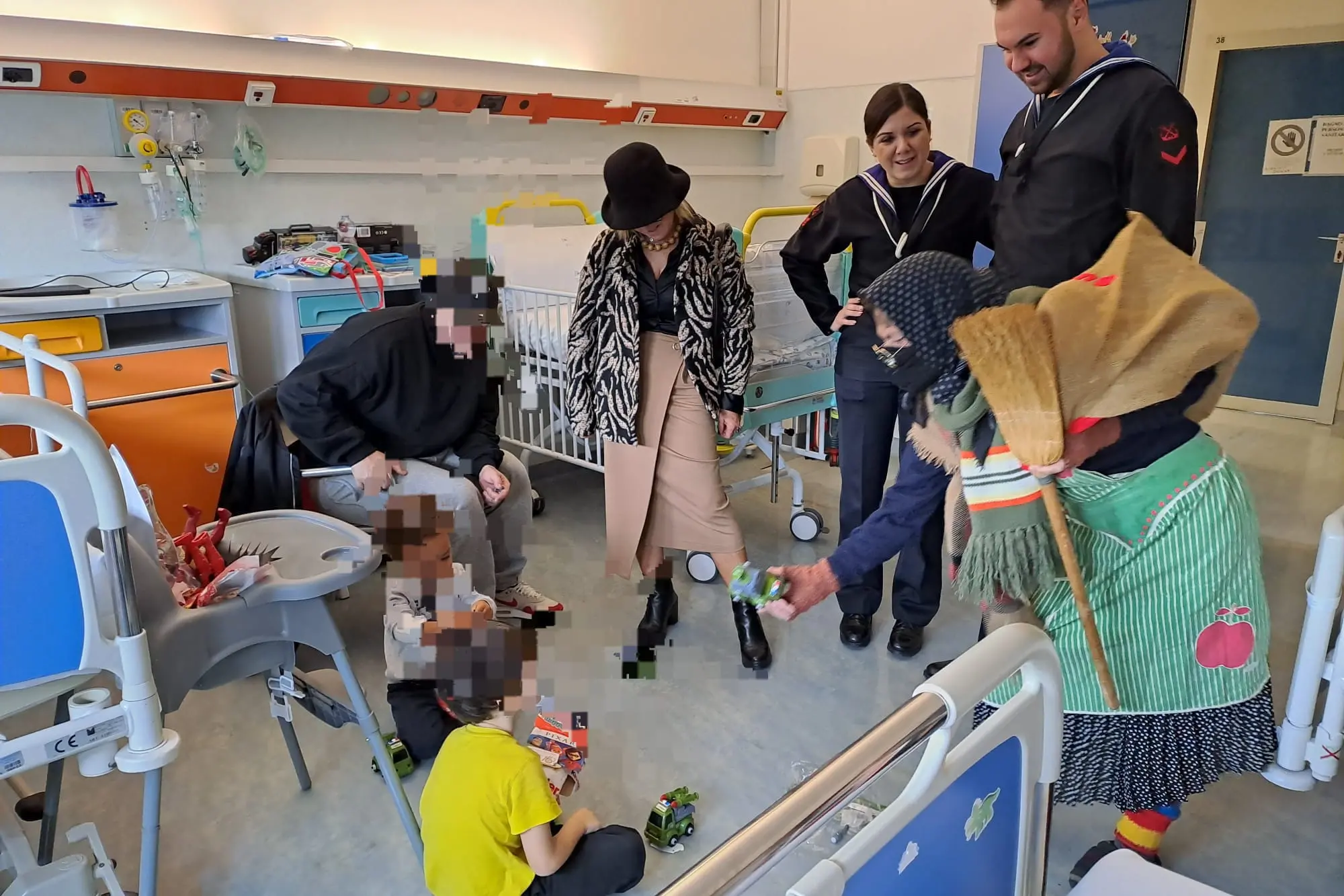 La befana con i piccoli pazienti