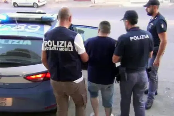 Un fermo immagine tratto da un video della Polizia mostra l'arresto di Rosario Greco, 34 anni arrestato dagli agenti con l'accusa di omicidio stradale a Vittoria, 19 luglio 2019. ANSA/POLIZIA EDITOTRIAL USE ONLY NO SALES