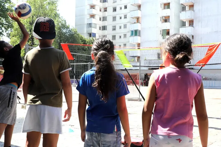 Bambini che giocano, immagine simbolo (foto Ansa)