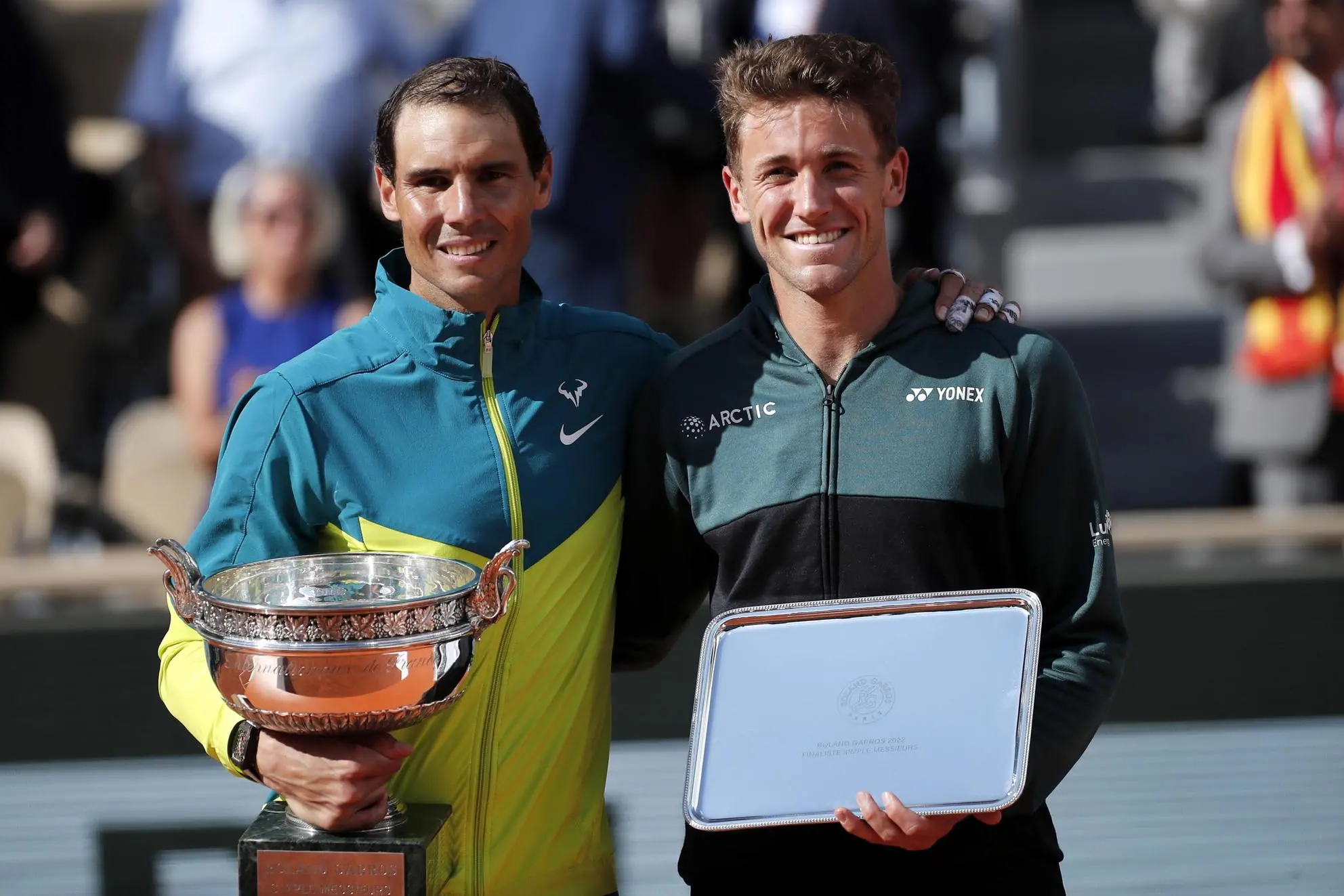 epa09997682 Winner Rafael Nadal of Spain (L) and runner-up Casper Ruud of Norway pose with their trophies after their Men’s Singles final match during the French Open tennis tournament at Roland ?Garros in Paris, France, 05 June 2022. EPA/CHRISTOPHE PETIT TESSON