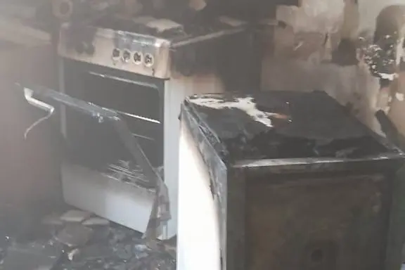 La cucina dopo l'incendio (foto Vigili del fuoco)