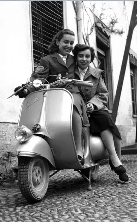 1952, due ragazze in posa su una nuovissima Vespa