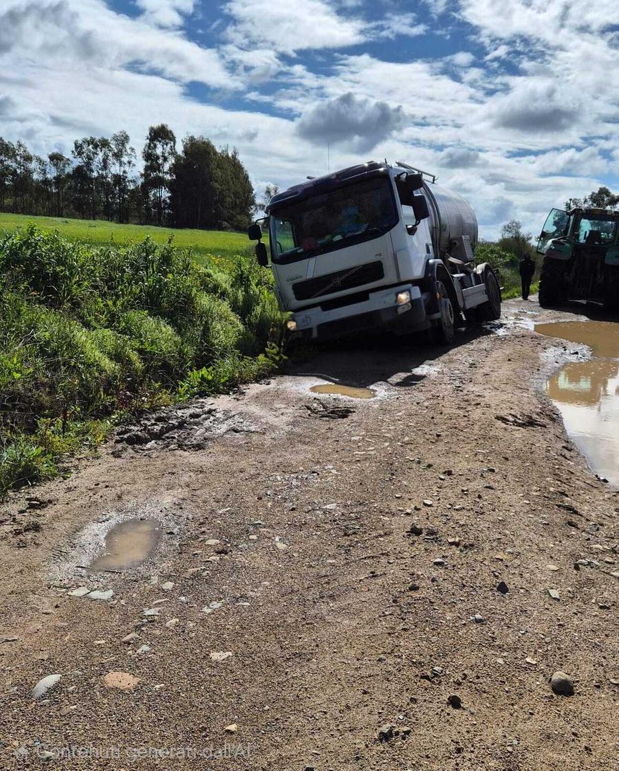 Buche giganti nella strada sterrata, a rischio il ritiro del latte