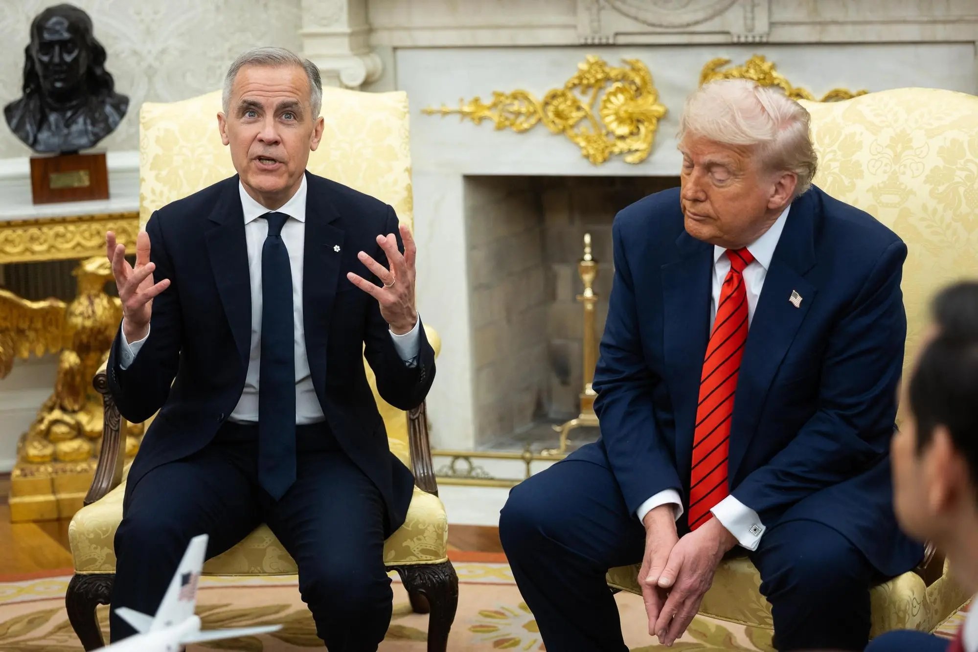 epa12078431 US President Donald Trump (R) and Canadian Prime Minister Mark Carney (L) meet in the Oval Office at the White House in Washington, DC, USA, 06 May 2025. EPA/FRANCIS CHUNG / POOL