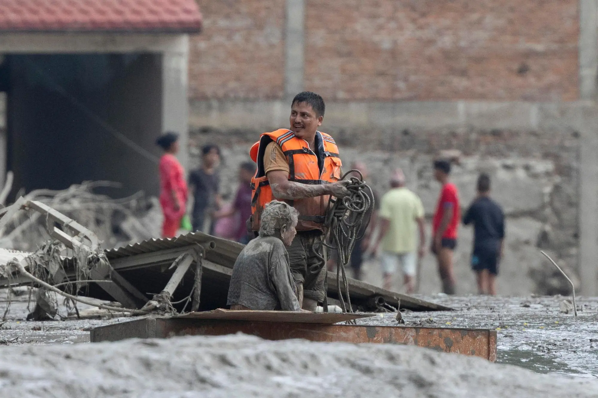 Apocalisse Nepal, l’alluvione causata dal crollo di un ghiacciaio: così una montagna d’acqua ha travolto tutto (foto Ansa/Epa)