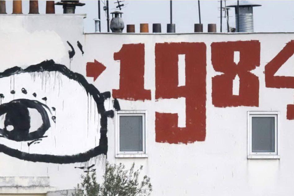 Il graffito parigino in onore di George Orwell e del suo romanzo \"1984\". (Foto Ansa)