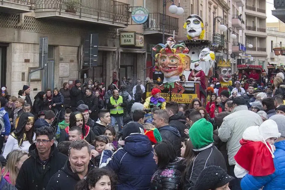 Una sfilata di Carnevale in una foto d'archivio