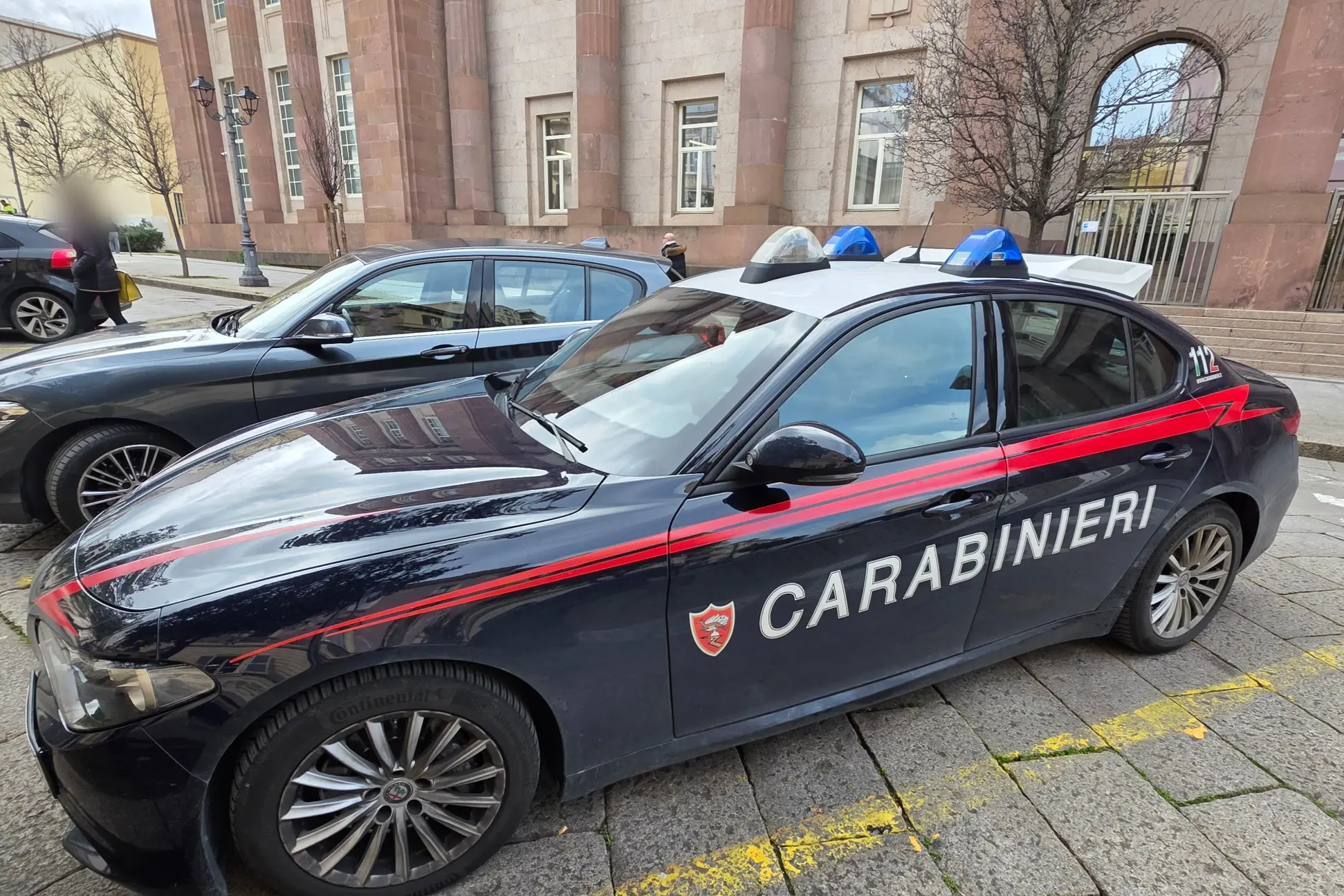 Carabinieri davanti al tribunale