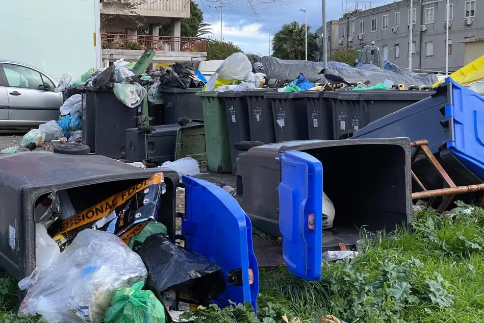 I rifiuti nel parcheggio di Sant'Elia (Foto: Andrea Piras)