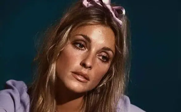 Sharon Tate muore assieme ad altre quattro persone