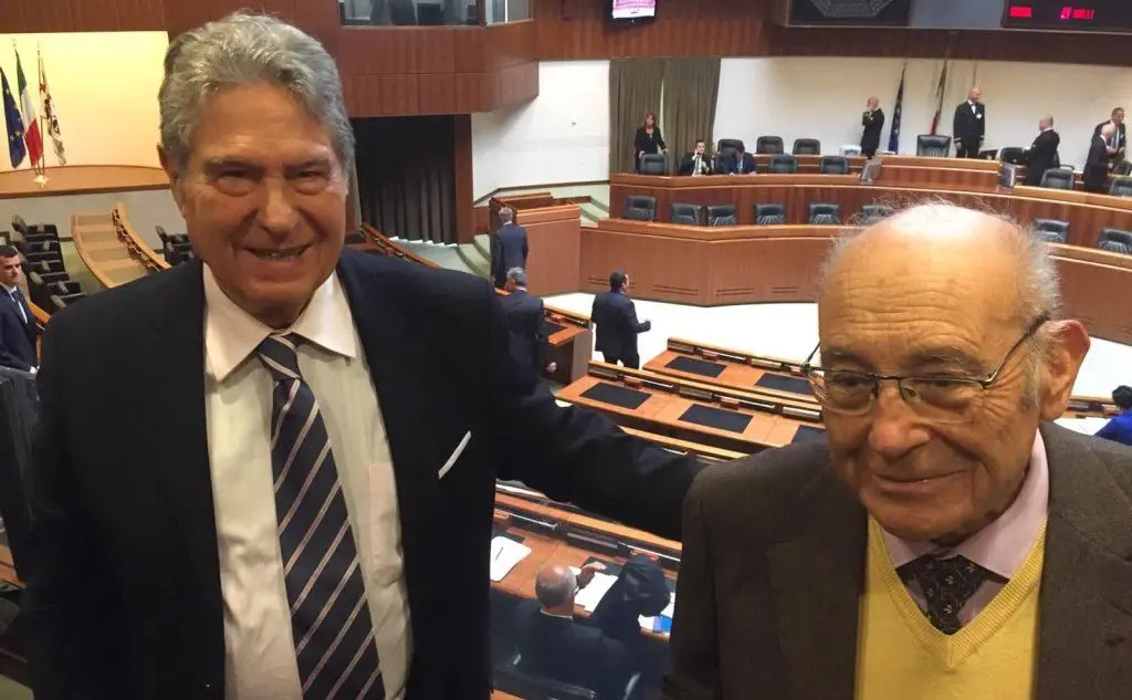 L’ex presidente della Regione Angelo Rojch (a sinistra) e l’ex consigliere regionale ed eurodeputato Felicetto Contu nella tribuna del pubblico prima dell’inizio della seduta inaugurale del Consiglio regionale (foto L'Unione Sarda - Meloni)