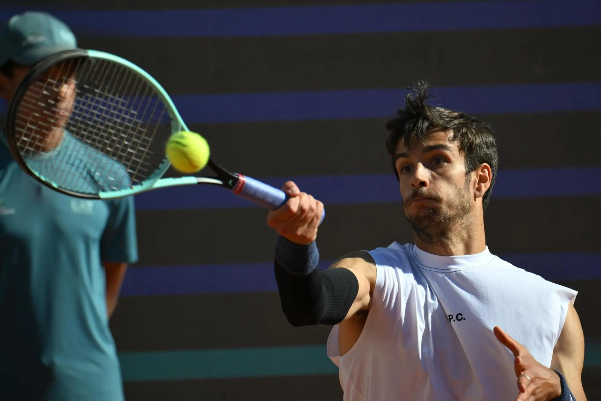 Lorenzo Musetti nella semifinale maschile degli Internazionali d'Italia contro Carlos Alcaraz (foto Ansa)