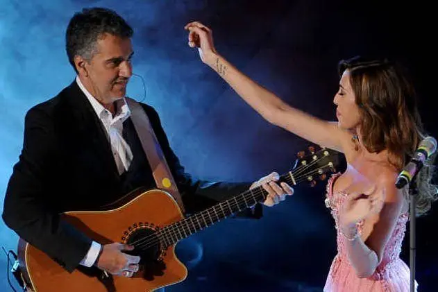 Belen Rodriguez con il padre Gustavo sul palco di Sanremo (Ansa)
