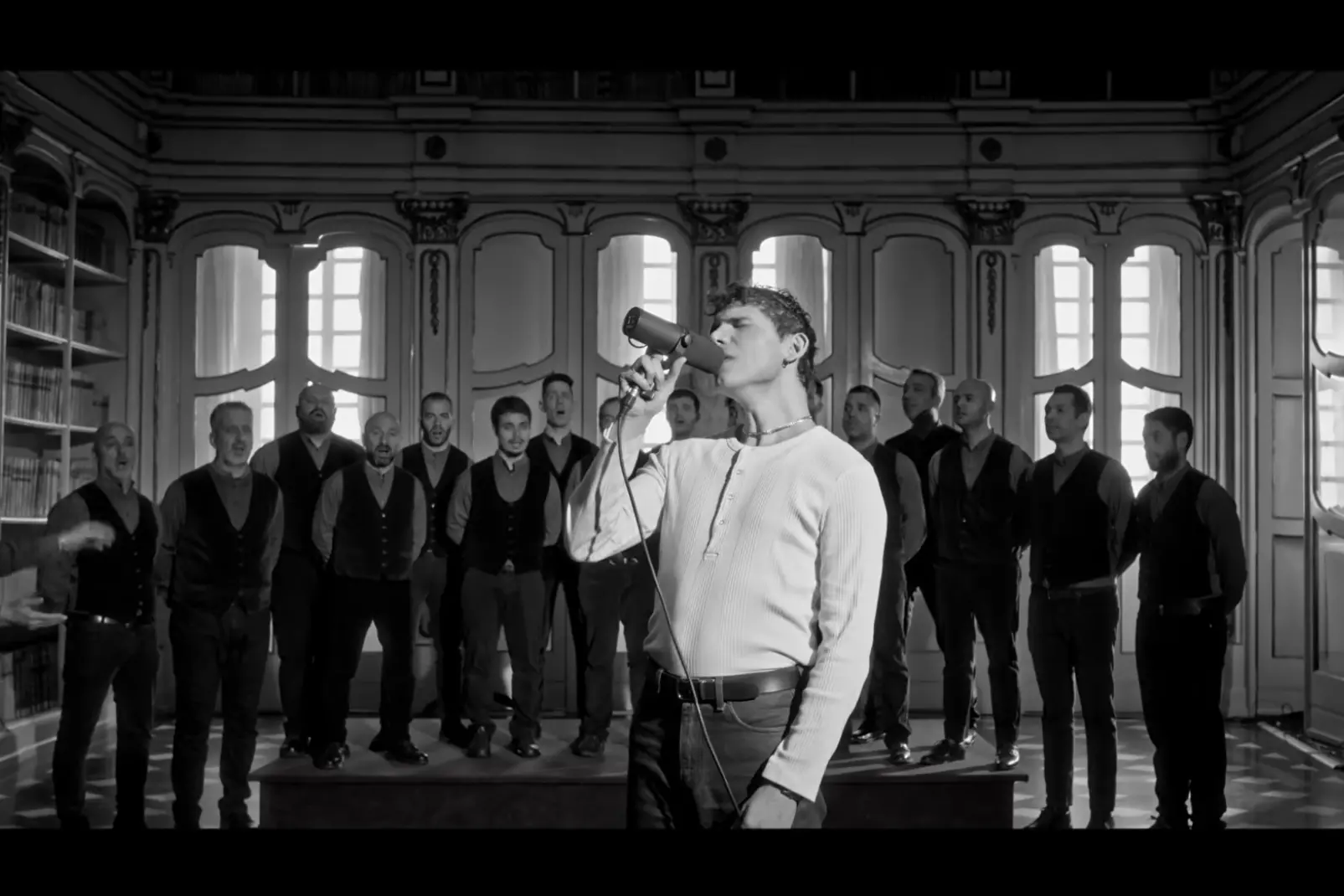 EroCaddeo con il Coro Carrales in "No potho reposare" (frame YouTube)