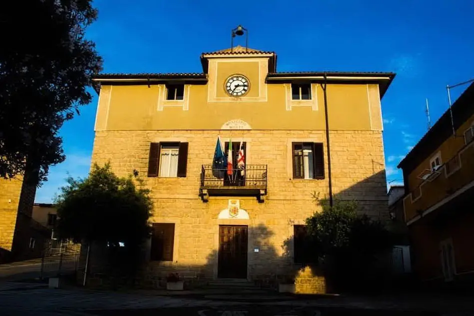 Il municipio di Monti (foto Careddu)