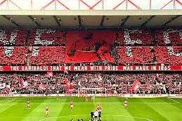 I tifosi del Nottingham Forest inneggiano alle Camicie rosse e a Giuseppe Garibaldi al City Ground, lo stadio di casa (foto Ansa)