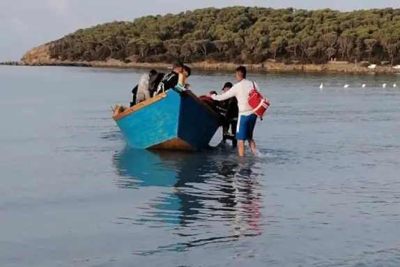 Uno sbarco di migranti a Porto Pino (Archivio Unione Sarda)