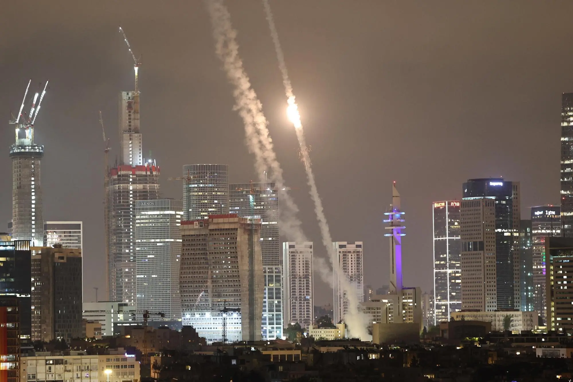 Missili su Tel Aviv, intercettati dallo scudo Iron Dome (Ansa-Epa)