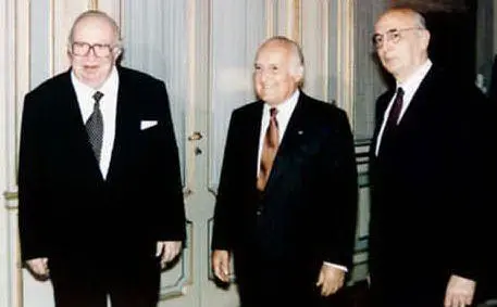 Esattamente 26 anni fa il presidente della Repubblica Scalfaro (qui con Napolitano e Spadolini) scioglie le camere e indice le elezioni