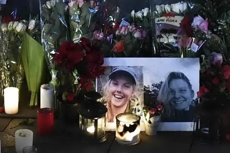 Fiori a Copenaghen per ricordare le due turiste uccise (archivio L'Unione Sarda)