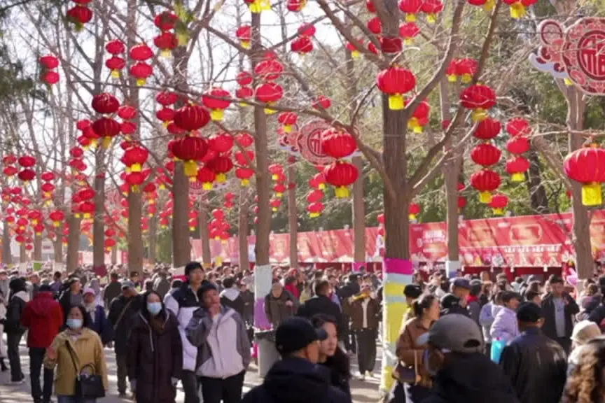 Capodanno cinese a Pechino, tra danze del leone e robot