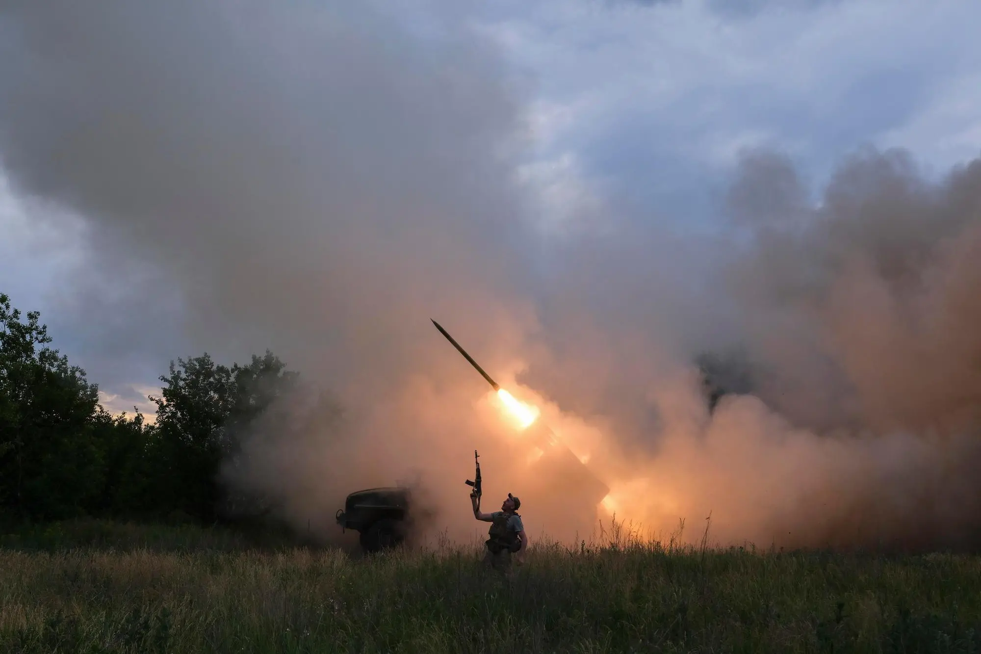 Chernobyl, drone russo nell’area di stoccaggio nucleare. L’Aiea: «Attacchi inaccettabili» epaselect epa13018223 A handout picture released by the press service of the 93rd Separate Mechanized Brigade of the Ukrainian Armed Forces shows service members of the 93rd Kholodny Yar Brigade firing a rocket from a BM-21 Grad multiple rocket launcher toward Russian positions in the Konstantinivka direction in Donetsk region, Ukraine, 04 June 2026 (issued 05 June 2026), amid the Russian invasion. Russian troops entered Ukrainian territory 24 February 2022, beginning a conflict that has caused destruction and a humanitarian crisis. EPA/93RD MECHANIZED BRIGADE / HANDOUT HANDOUT EDITORIAL USE ONLY/NO SALES