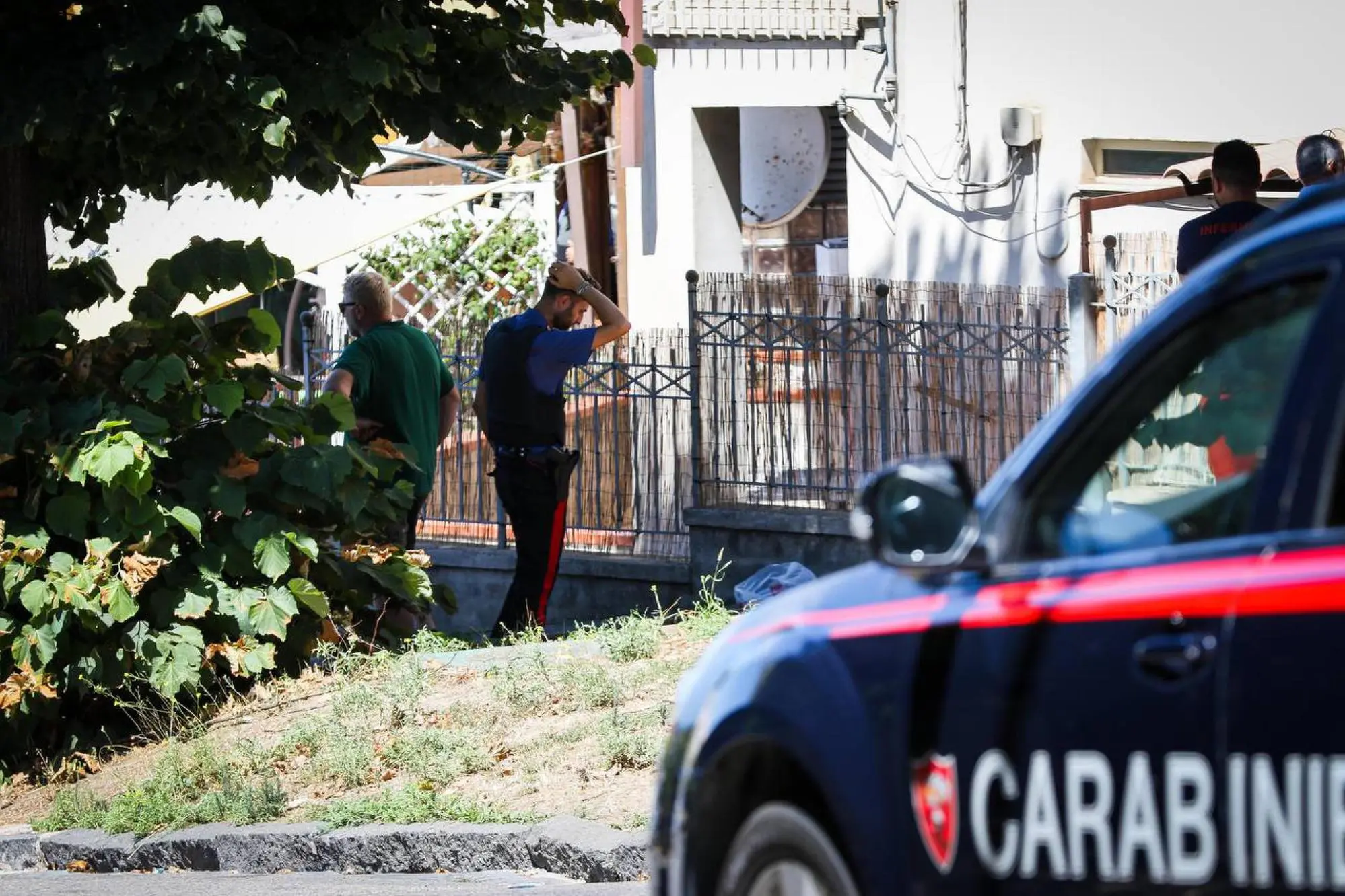 The carabinieri in front of the man's house (Ansa)