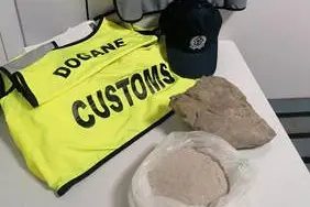 I materiali sequestrati in aeroporto ad Alghero (foto @ADM)