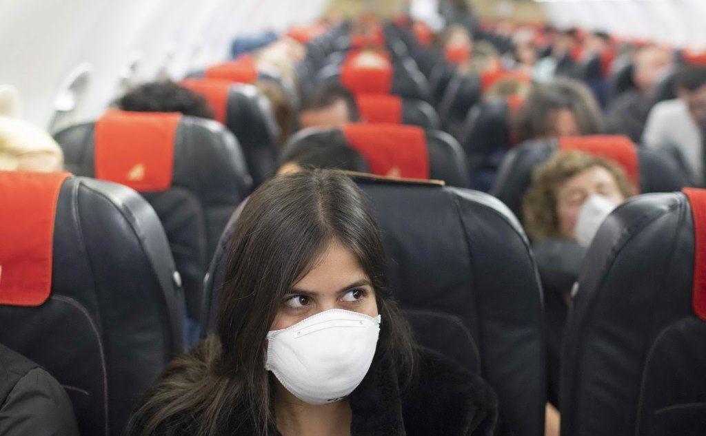 Passeggeri in aereo con le mascherine (Ansa - Sultan)