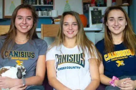 Emily Scheck, al centro, con l'amica Grace (a sinistra) e la compagna Justyna (a destra) - (foto da Canisius College Student Paper)