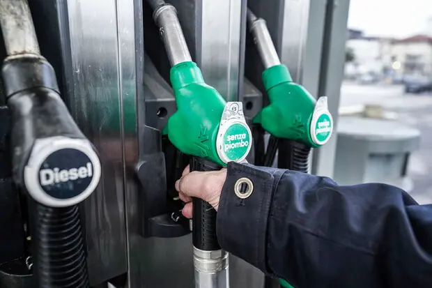 Un distributore di benzina (Ansa)