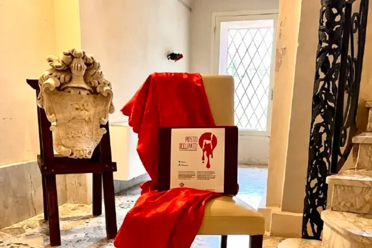 La sedia col drappo rosso al palazzo del Marchese - Porto Torres (foto Pala)