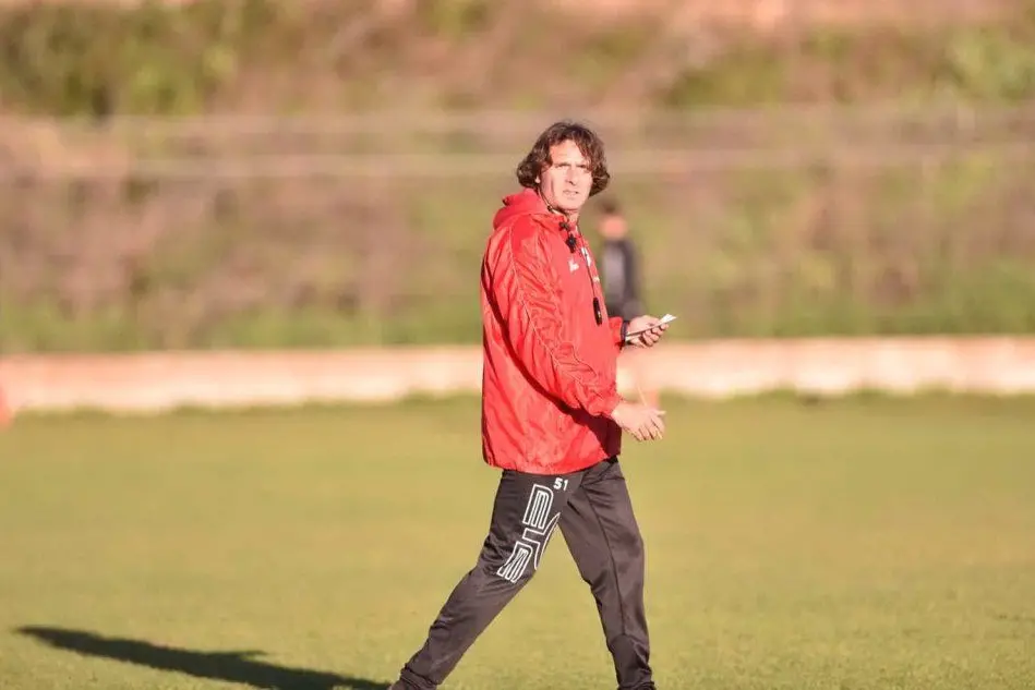Gigi Lavecchia sul campo di allenamento dell'Olbia (foto Sandro Giordano)