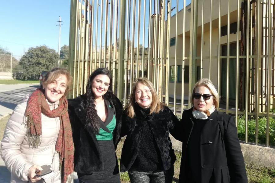 Maria Giovanna Cherchi \u00A0(seconda da sinistra) con le volontarie (foto L.P.)