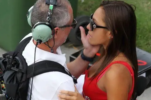 A bordo pista il dolore della giovane ragazza di Simoncelli