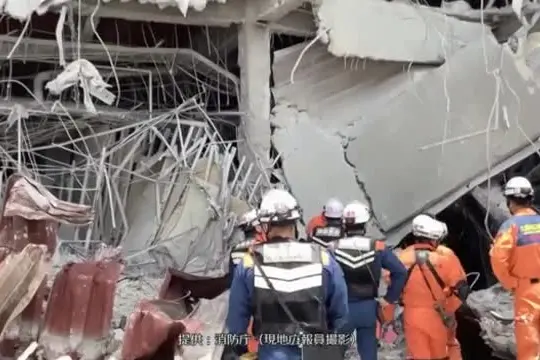 Sisma Giappone, oltre 30 vittime: si cerca fra macerie centro commerciale