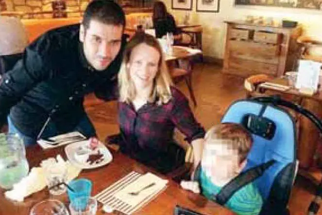 Marco Usai con la moglie e il figlio