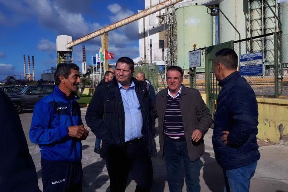 Il segretario nazionale della Fim Cisl in visita al presidio ex Alcoa di Portovesme (foto Antonella Pani)