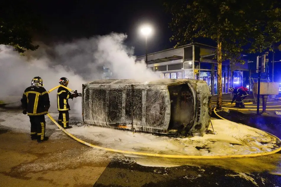 L'intervento dei vigili del fuoco a Nantes dove continuano gli scontri