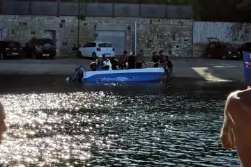 Porto Pino, l’arrivo di un gruppo di migranti nel canale