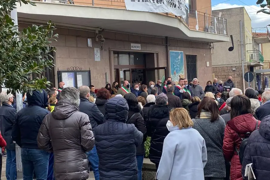 Nella foto l'assemblea di oggi davanti al municipio di Ittiri ( foto Tellini)