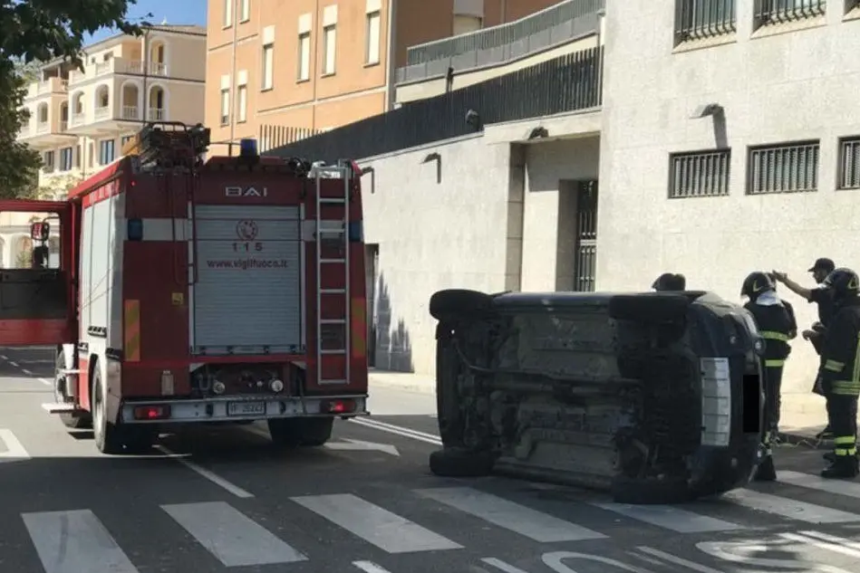 L'auto ribaltata (foto Alessandro Pintus)