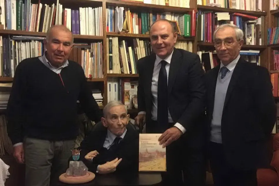 Don Antonio Nughes riceve il premio "Fidelitat a l'Alguer"