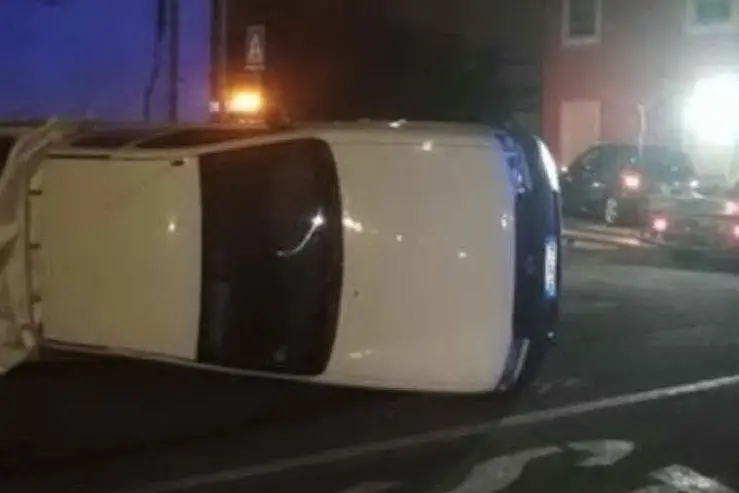 L'auto ribaltata (foto L'Unione Sarda - Sanna)